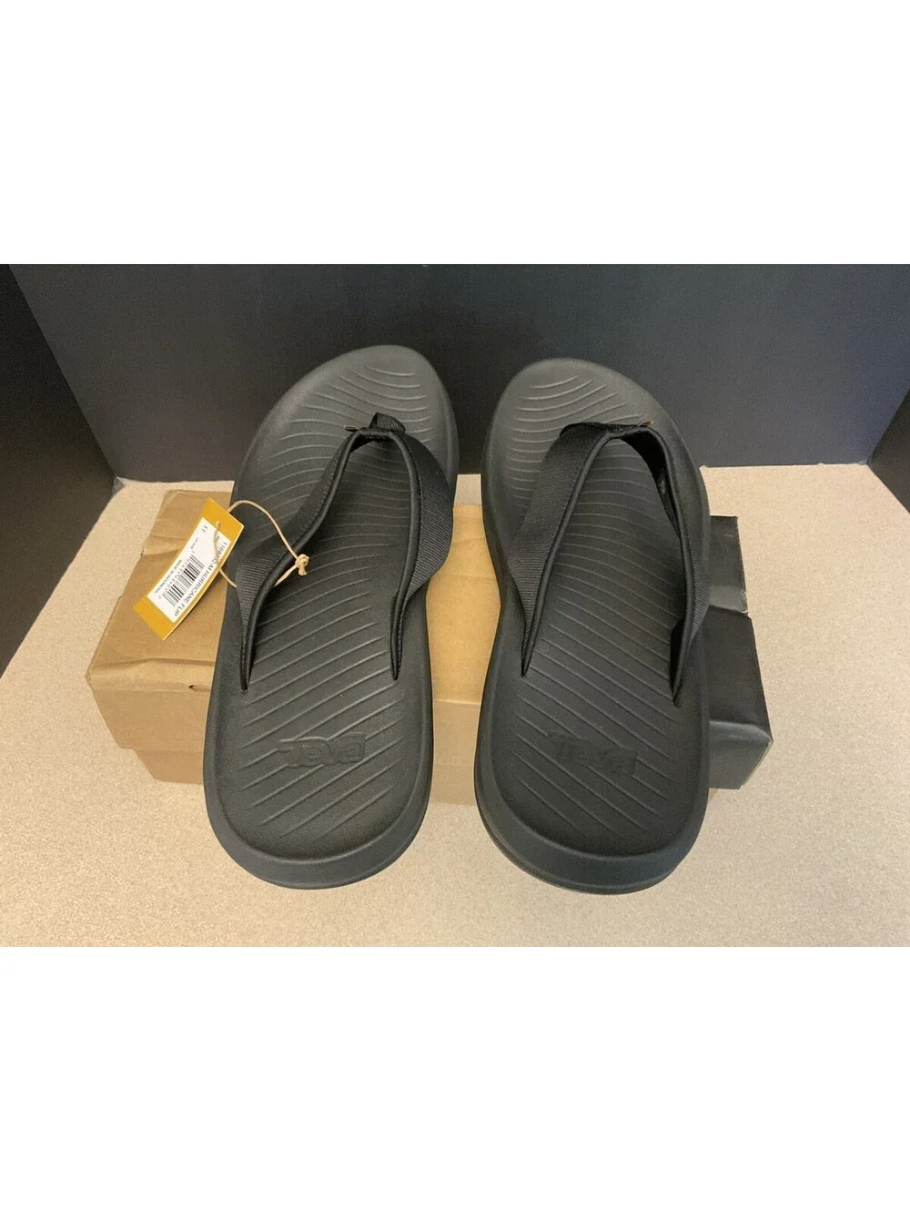 New! Mens Teva Hurricane Black Sandals/Flip-Flops. Size 11. Nice!!!